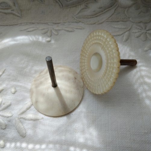 Mother of pearl thread reel, small - Image 2