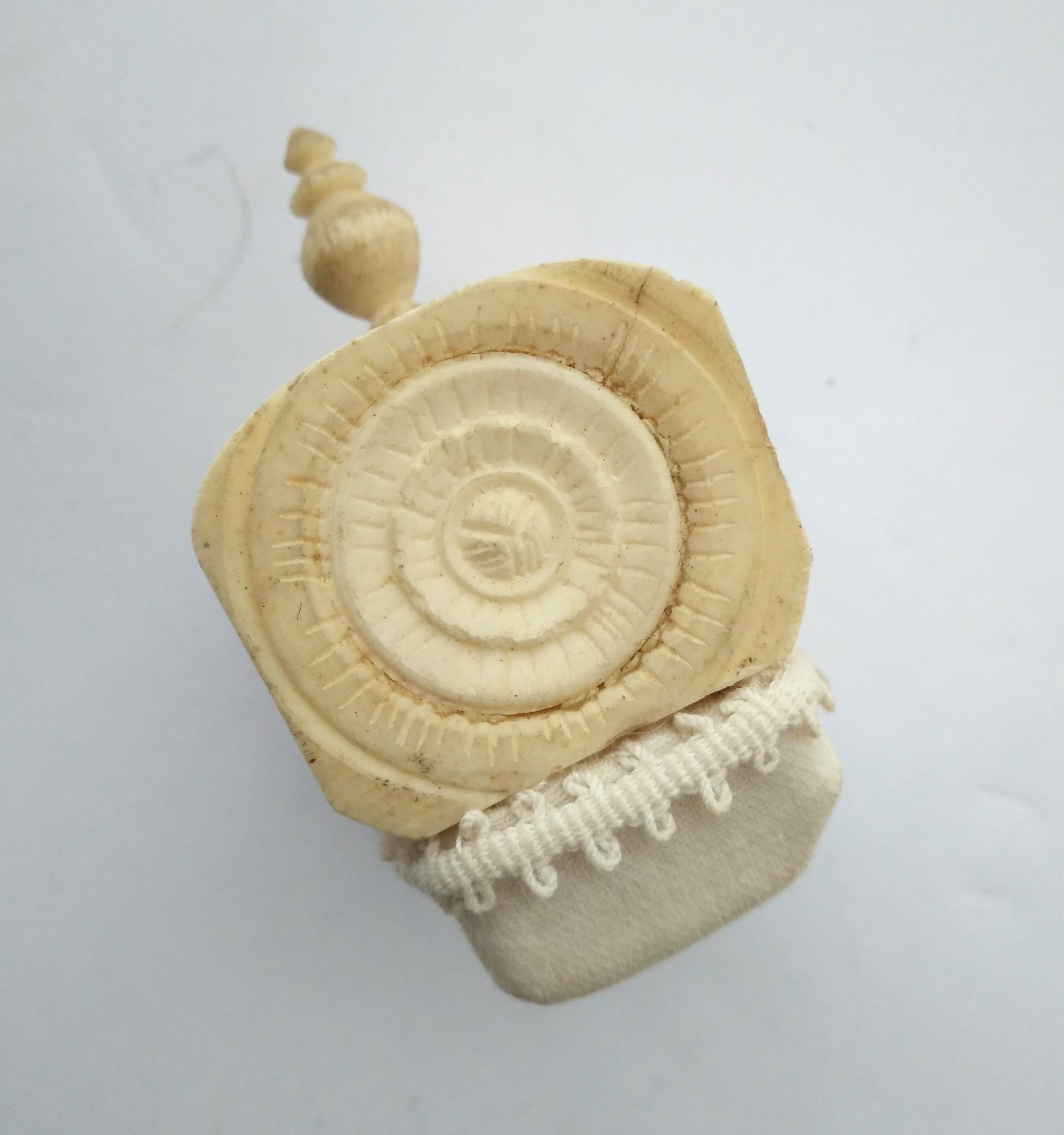 Antique bone sewing clamp - Image 5