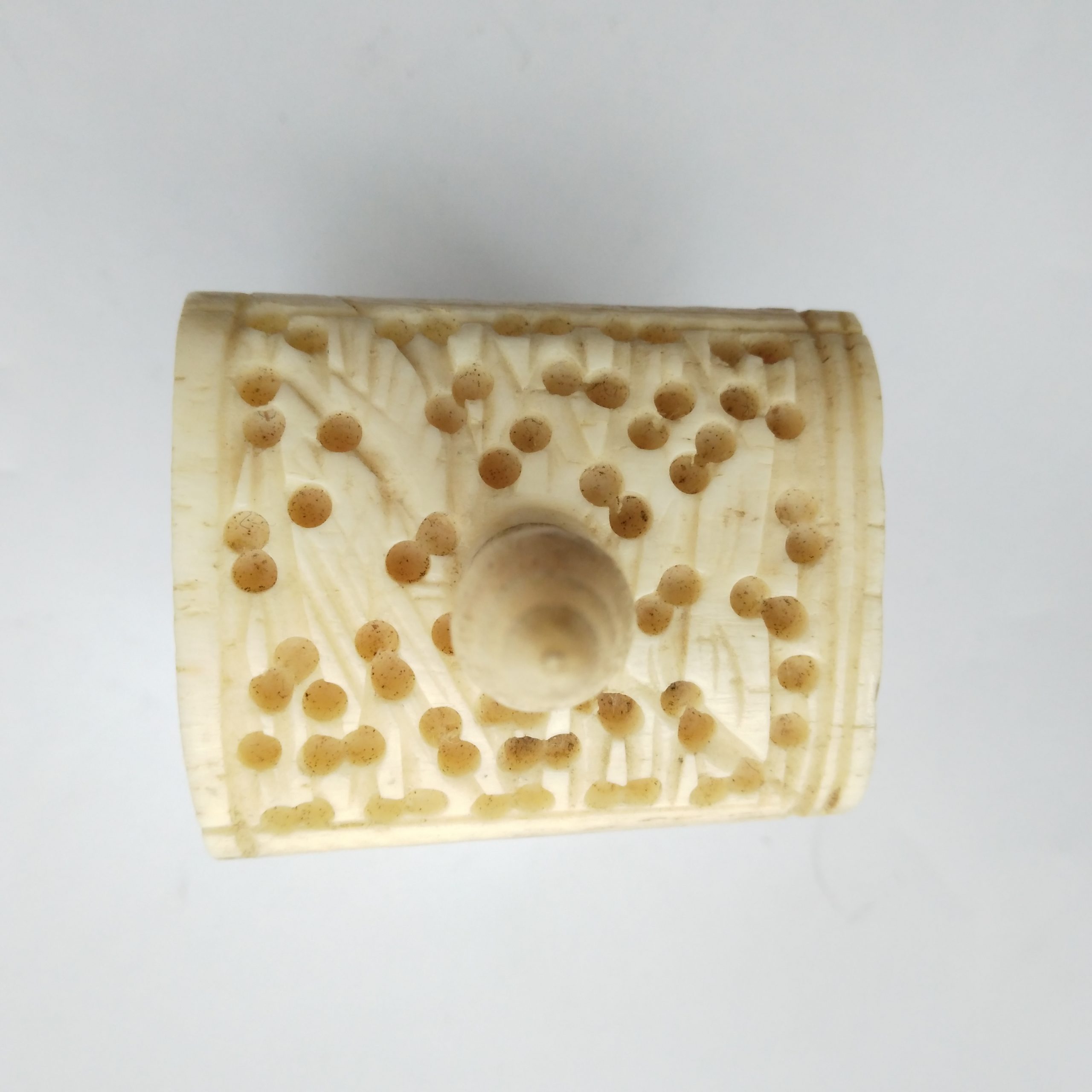 Antique bone sewing clamp - Image 4