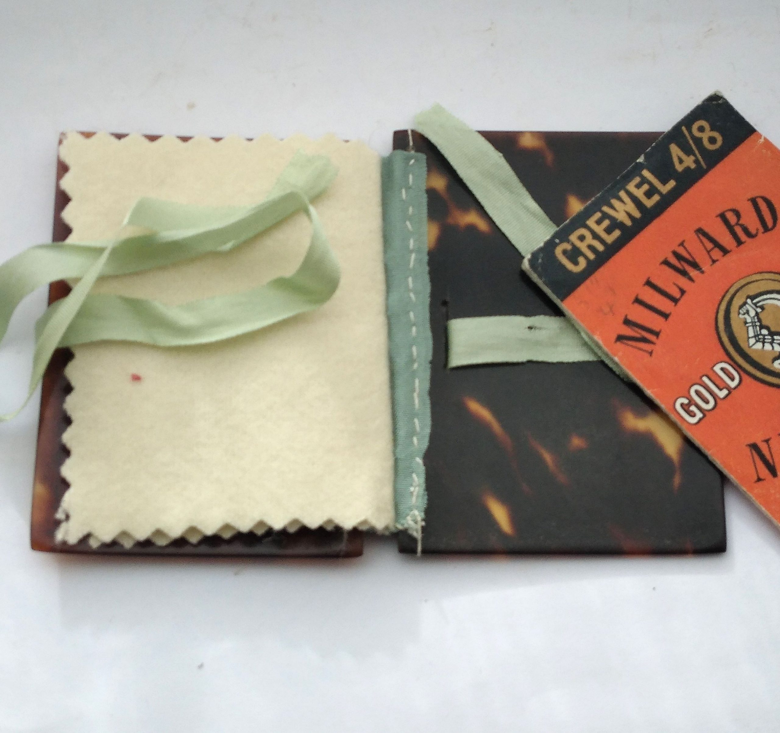 Antique tortoiseshell needle book, silver inlay - Image 4