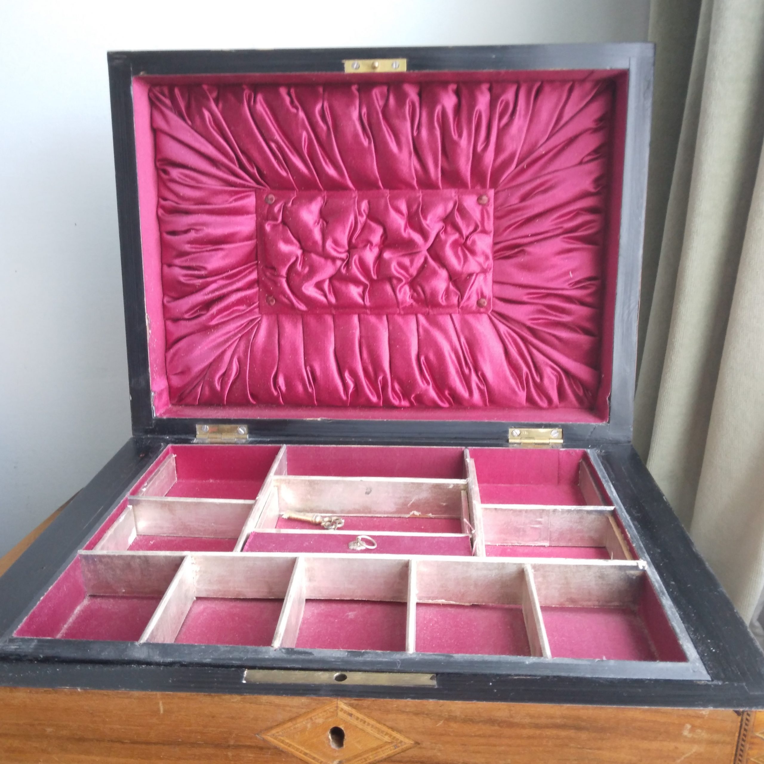 Victorian walnut sewing and jewellery box - Image 6