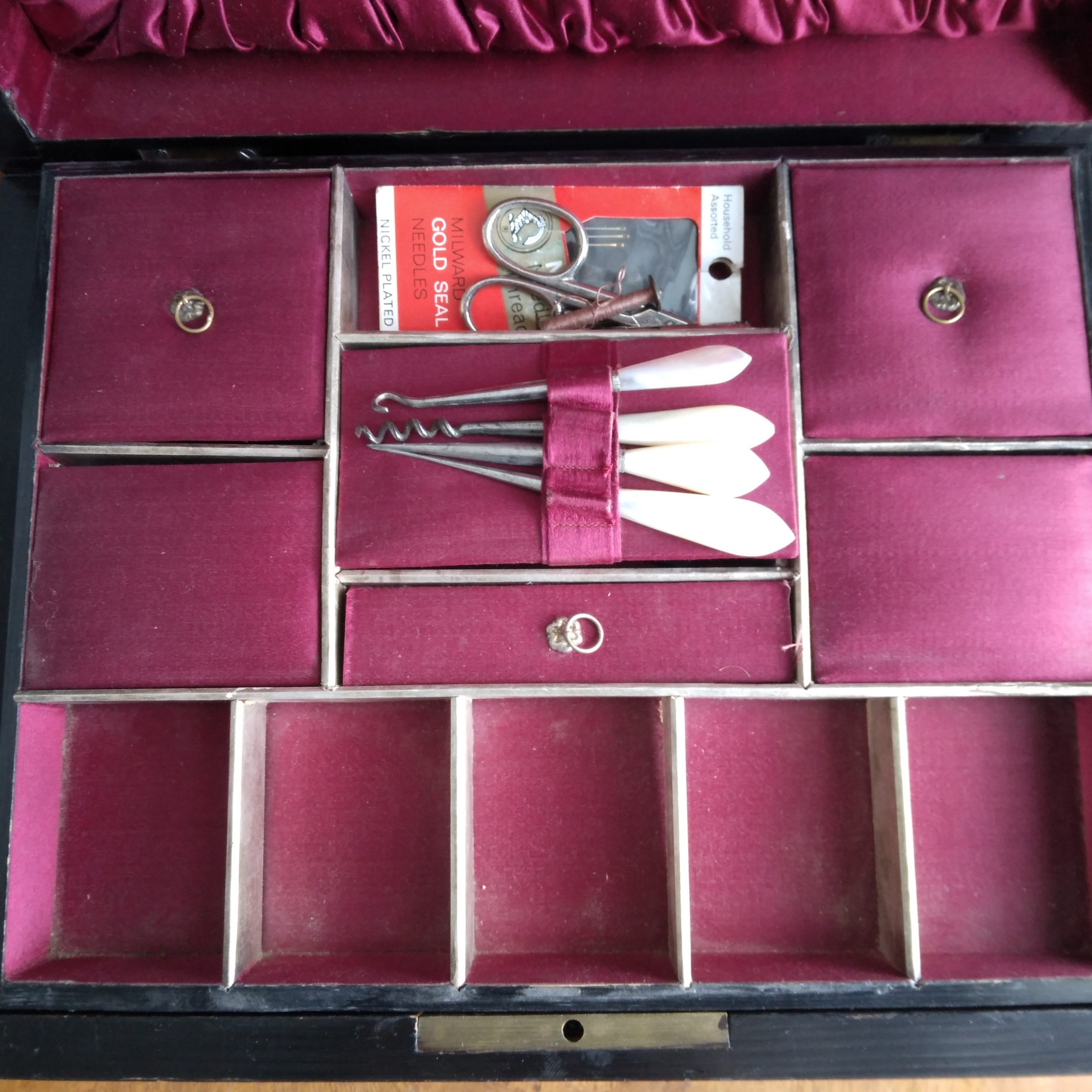 Victorian walnut sewing and jewellery box - Image 5