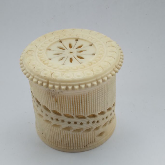 Prisoner of war carved bone box, with one counter