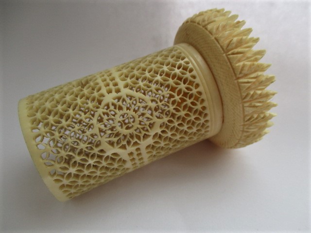 Small Chinese pierced brush pot - Image 2