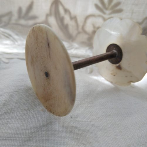 Mother of pearl thread reel, engraved flower - Image 4