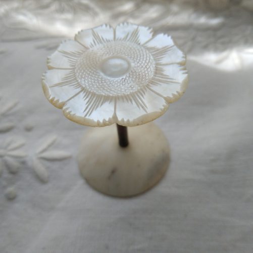 Mother of pearl thread reel, engraved flower - Image 3