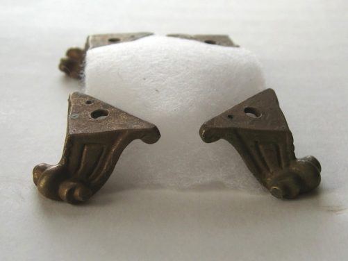 Scroll feet